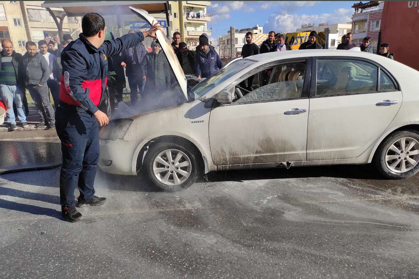 Kırmızı ışıkta bekleyen otomobil yandı